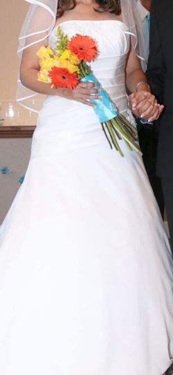 Beautiful wedding dress size 8 asking $300 hundred