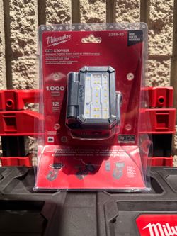 Milwaukee Compact Folding Flood Light w/ USB Charging / Luz de inundación plegable compacta con carga USB