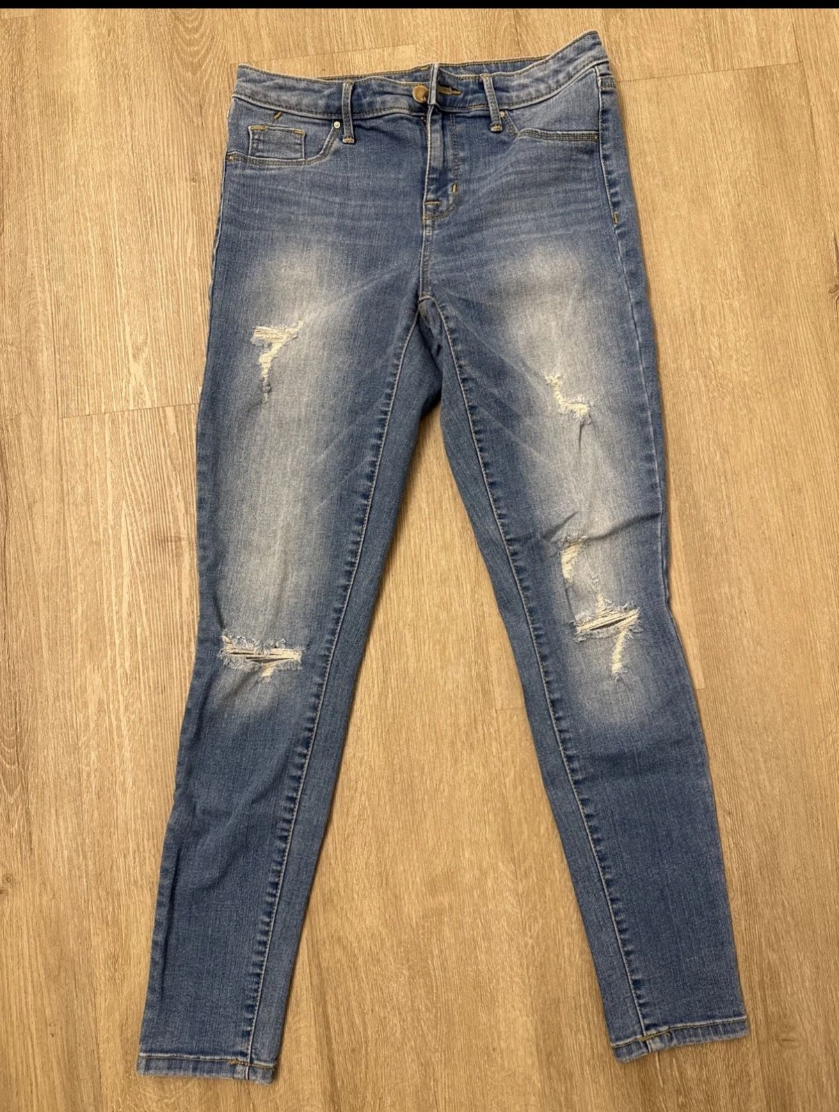 No Boundaries High Rise Distressed Jeggings – Light Wash Denim, Size 2/26