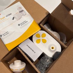 Medela Electric Breast Pump In Style NEW Never Use 