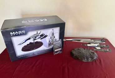 Mass Effect Normandy SR-2 statue