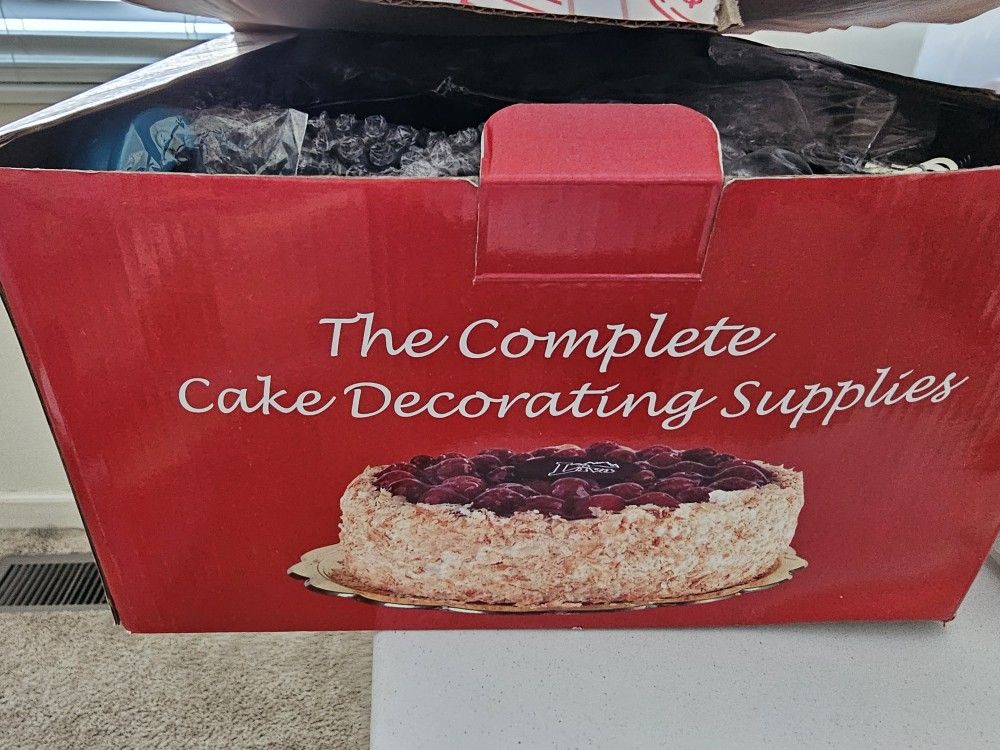 NIB Large Set of Cake Decorating Supplies 