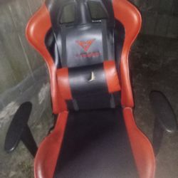 Vitesse Gaming chair no wheels. Chair