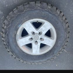 1 - 255/75r17LT Jeep Rim Wheel 5x5 5x127 With Bfgoodrich Mud Terrain 90% Tire Treads. !!!