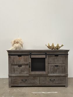 Cabinet or Consule