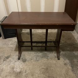 Table with 3 expansion leafs