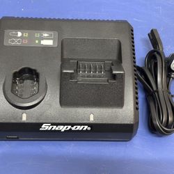 Snap-on Tools 14.4 V and 18 V Dual Bay Charger