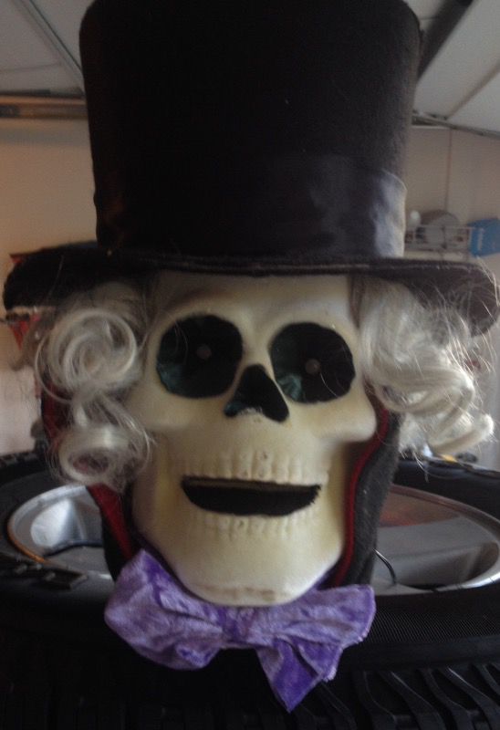 Light-up Skeleton Head with Top-Hat