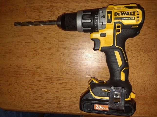 DeWalt XR 20 volt Max brushless hammer drill with battery
