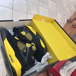 Yellow Thunders 4s Size 8,5