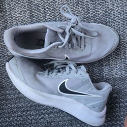 Nike Gray Black Kids Starwinner Shoes  size 4Y