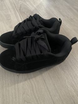Men’s size 7 Black DC Skater shoes 