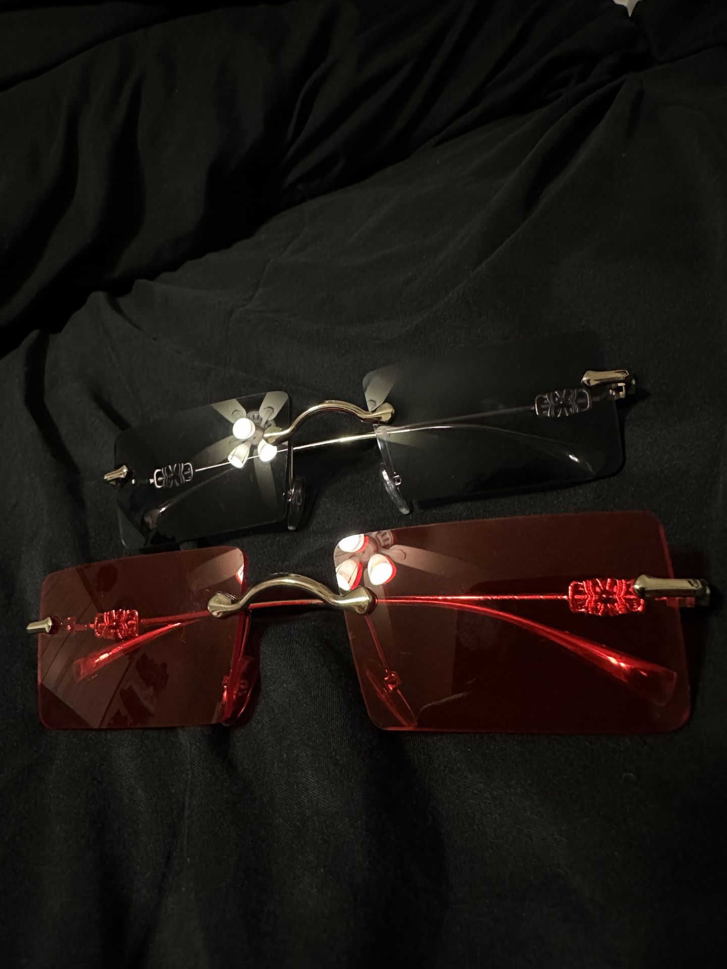 Men’s Gold Sunglasses, Black/Red Lense