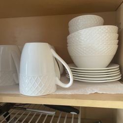 Mikasa Trellis 16-Piece + extras white Bone China Dinnerware Set dishes. East Orange