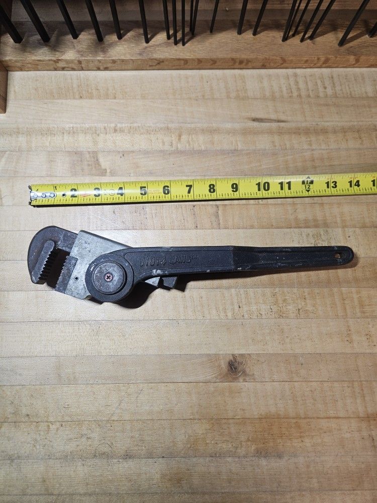 Vintage Cast Iron Toyang J1014 Jaws Self Adjusting Ratcheting Pipe Wrench