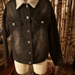 A Beautiful Jacket 🧥 Ladies!