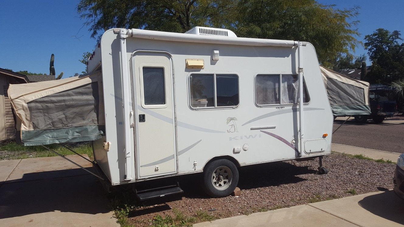 2000 Jayco Kiwi 17c Hybrid Camping Trailer for Sale in Phoenix, AZ