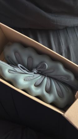 yeezy 11 with box