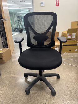 Black mesh adjustable office chair