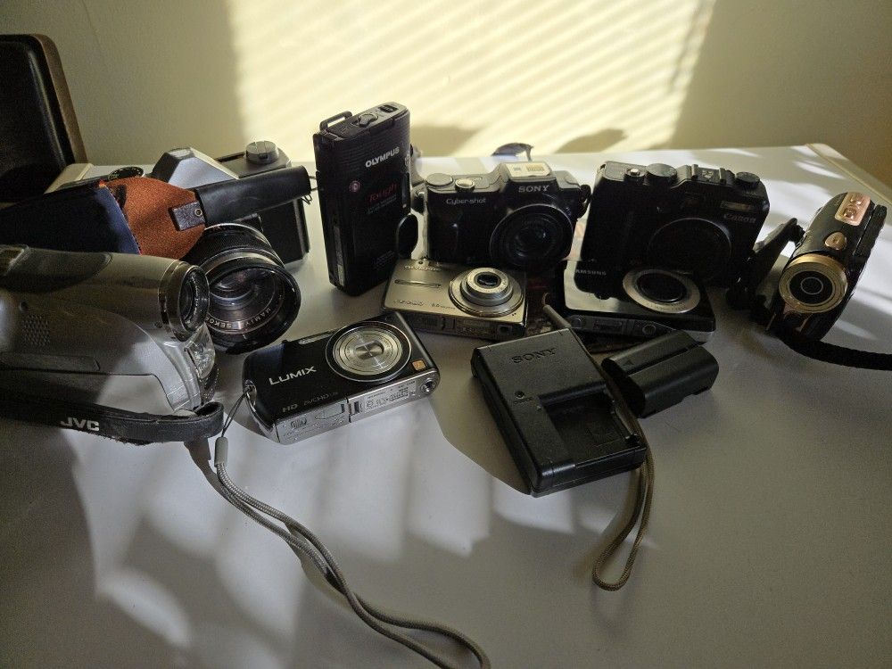 7 cameras 2 camcorders.
These cameras work as they should sell it for parts only