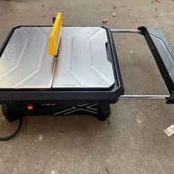 Wet tile saw table with 7in blade
