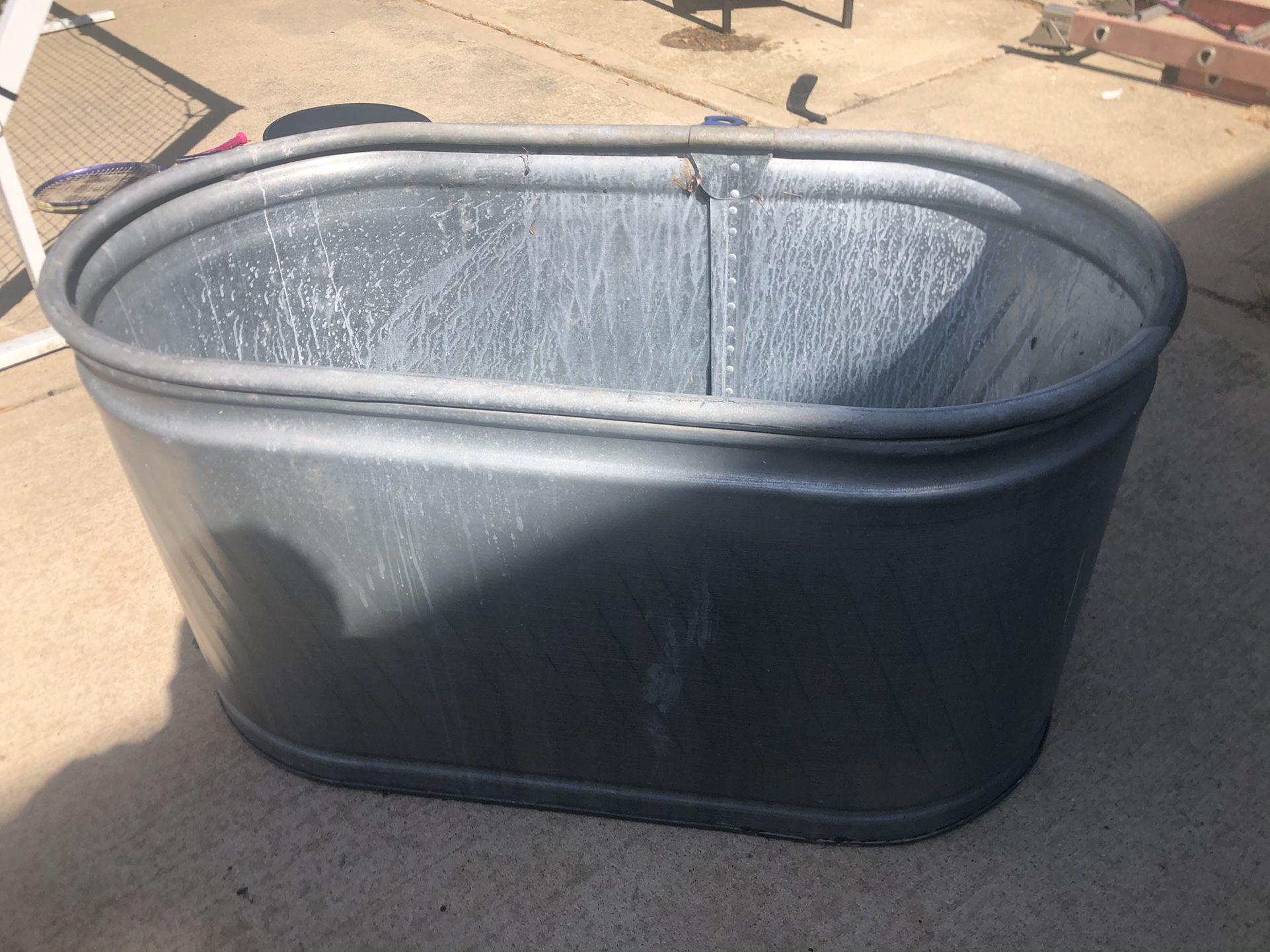 150 Gallon Rubbermaid Stock Tank for Sale in Lincoln Park, MI - OfferUp