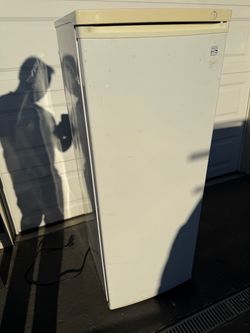 Broken Kenmore Upright Freezer White