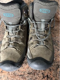 Keen women’s hiking boots, 8.5w