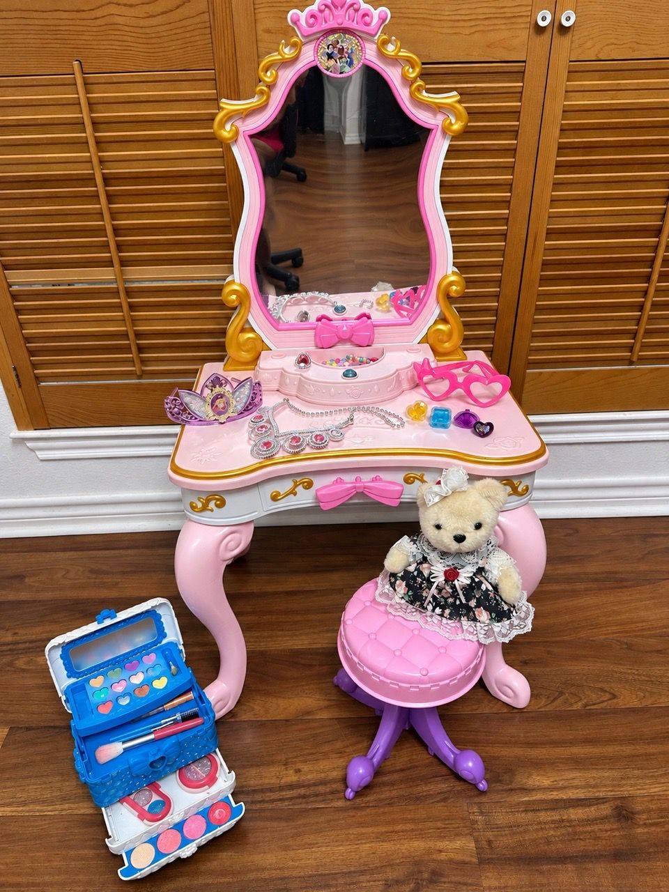 Disney Princess Kids Vanity Set with Stool for Sale in Schertz, TX ...