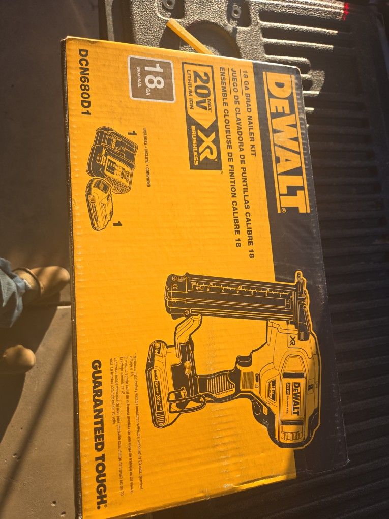 Dewalt 18 Ga Brad Nailer Kit