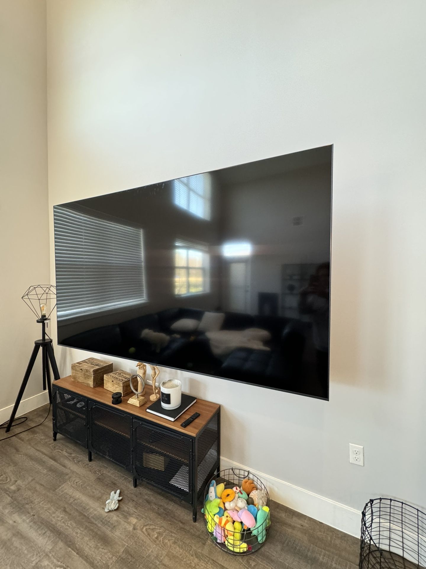 Samsung 85"  TV - Like New (Less Than 6 Mo - $900 (Sudbury)