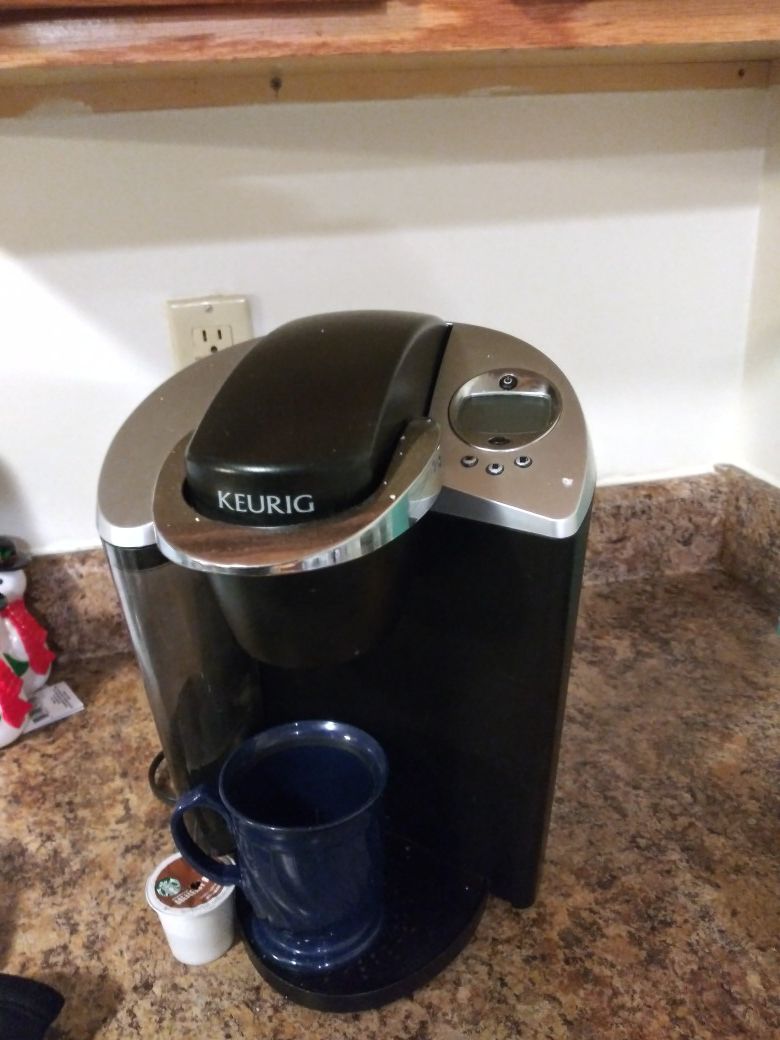 KUERIG coffee maker PLUS 2 BOXES OF COFFEE