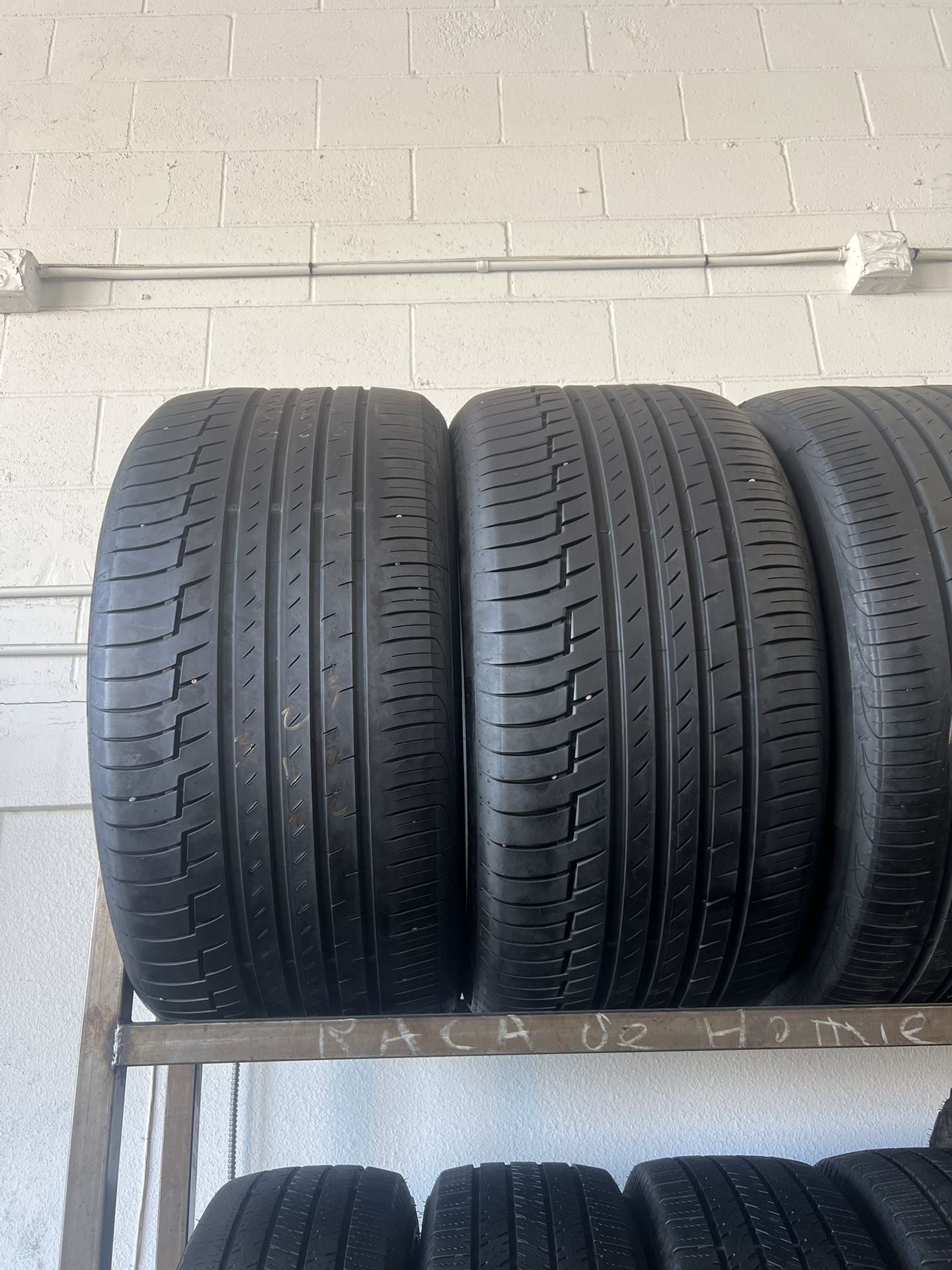 PAIR OF TIRE 325 40 22 CONTINENTAL 85% LIFE