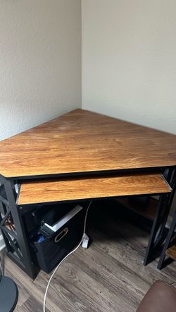 Corner desk