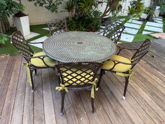 Outdoor patio table + 5 chairs