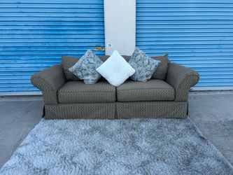 Free Delivery 🚚 Brown Couch/ Sillon Cafe