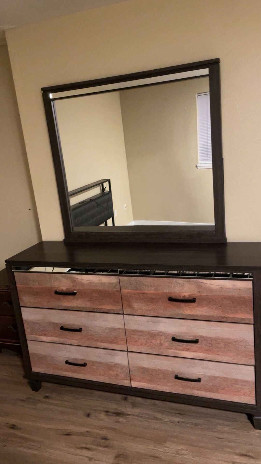 Dresser With Mirror