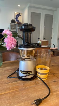 Omega fruit and vegetable juicer