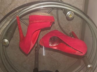 Bright red HIGH Heels Size 6