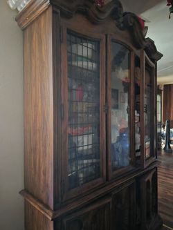 Gabinete de porcelana de roble renacentista español..... Spanish Revival oak china cabinet