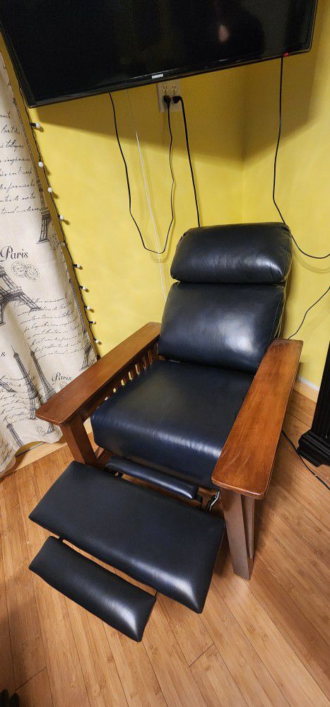 Recliner Chair New Condition. 