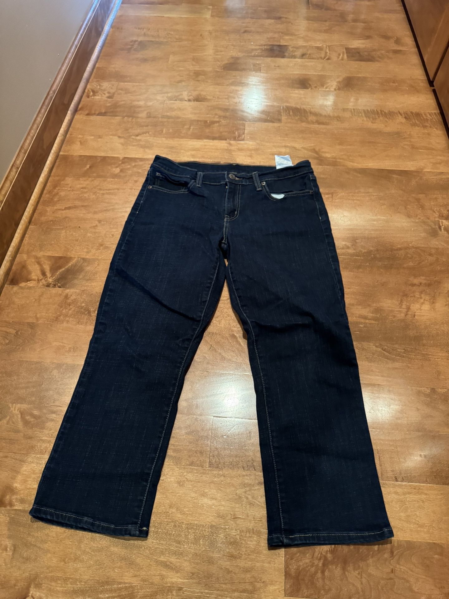 Woman’s Levi’s Capri Jeans Shipping Available