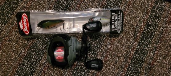 Abu Garcia Vengeance Baitcaster Reel w/ 2 Free Lure Packs (All Brand New, Unused)