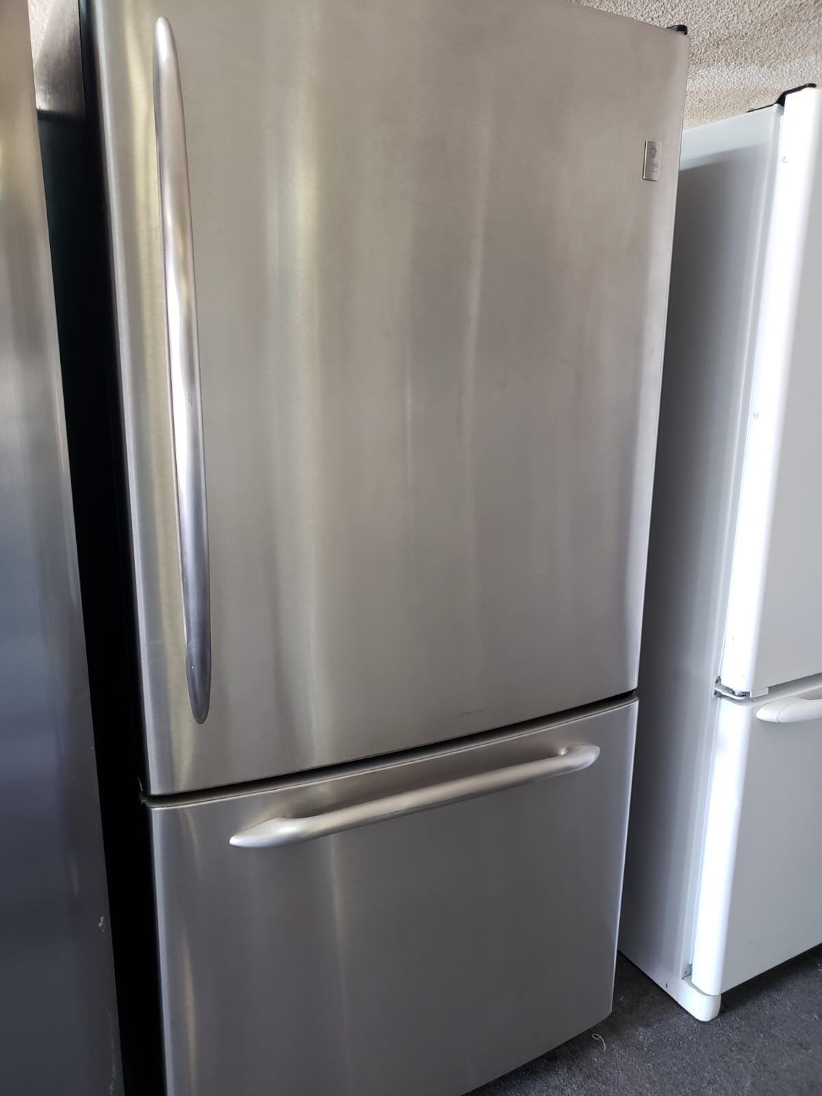 GE Refrigerator Fridge With Warranty 33 in. Wide #792