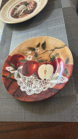 Decorative apple plate