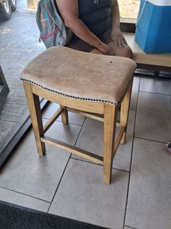 2 bar stools