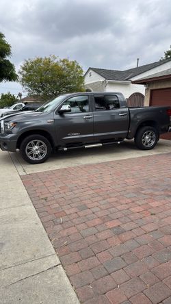 Toyota tundra  2012 limited  gray