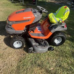 Husqvarna Riding Mower Works Great 750$ 