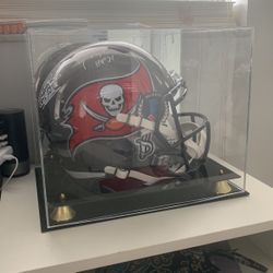 Buccaneers Helmet  Signatures! 
