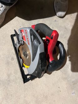 gray and red Skilsaw